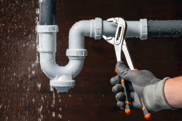 Professional Emergency Plumber technician working in Lansdowne, VA